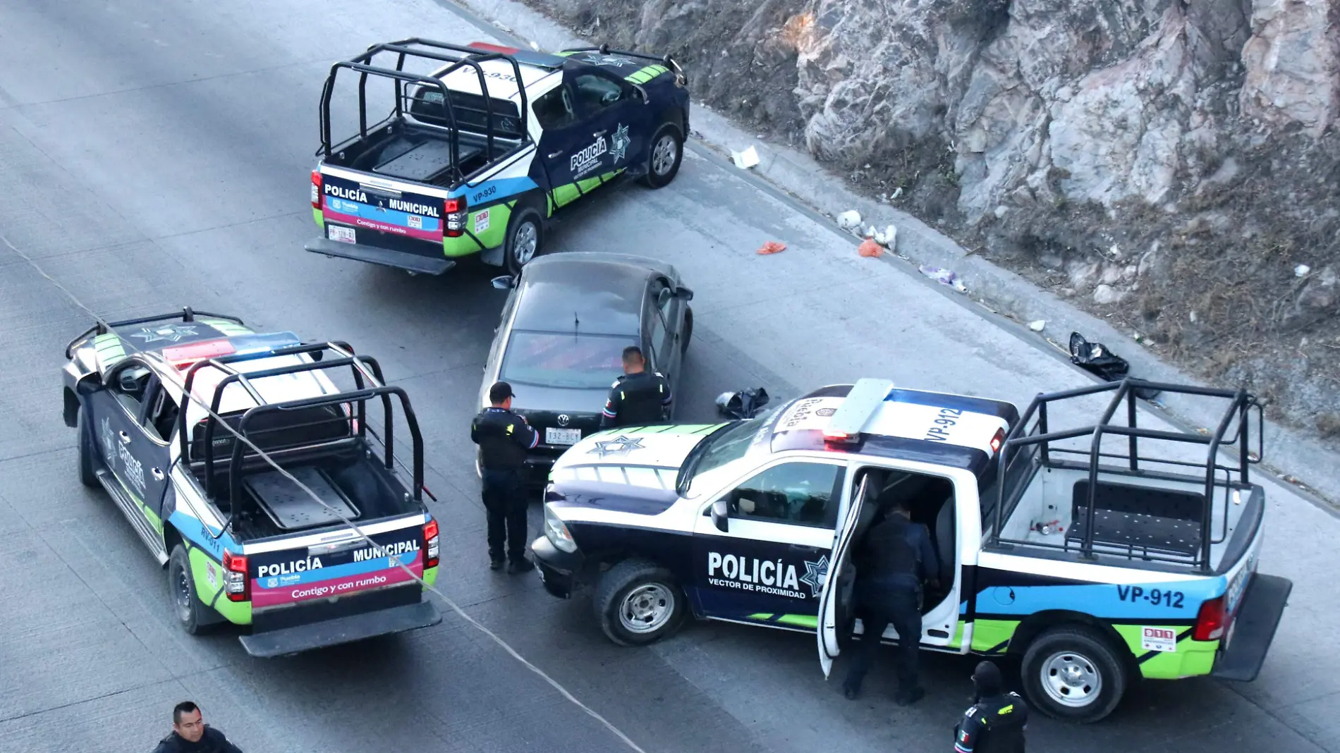 Pesquisas para el levantamiento de los cuerpos hallados dentro de un automóvil particular abandonado